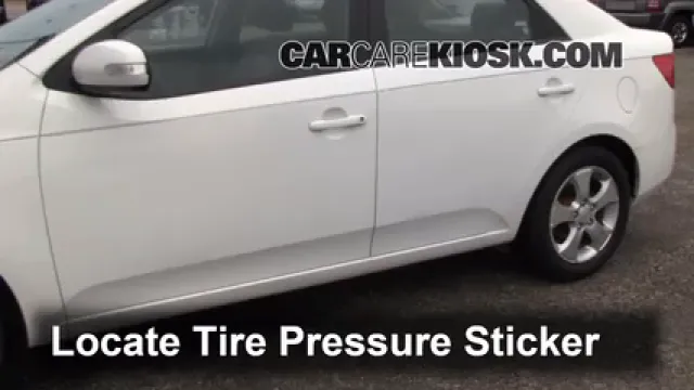 2010 Kia Forte EX 2.0L 4 Cyl. Sedan (4 Door) Neumáticos y ruedas Controlar presión de neumáticos